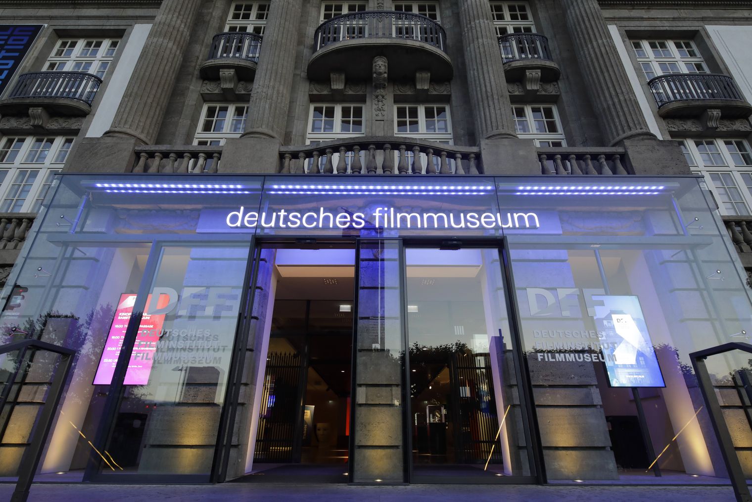Eingang des Deutschen Filmmuseums am Museumsufer Frankfurt
