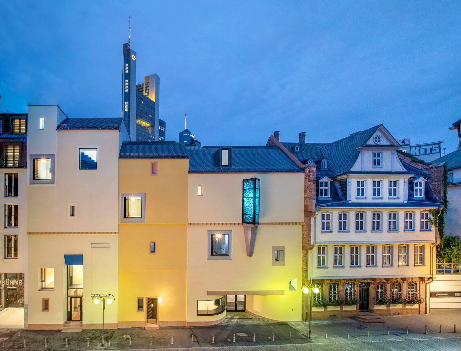Stimmungsvolles Bild vom modernen Romantikmuseum neben dem Goethehaus, dahinter Skyline.
