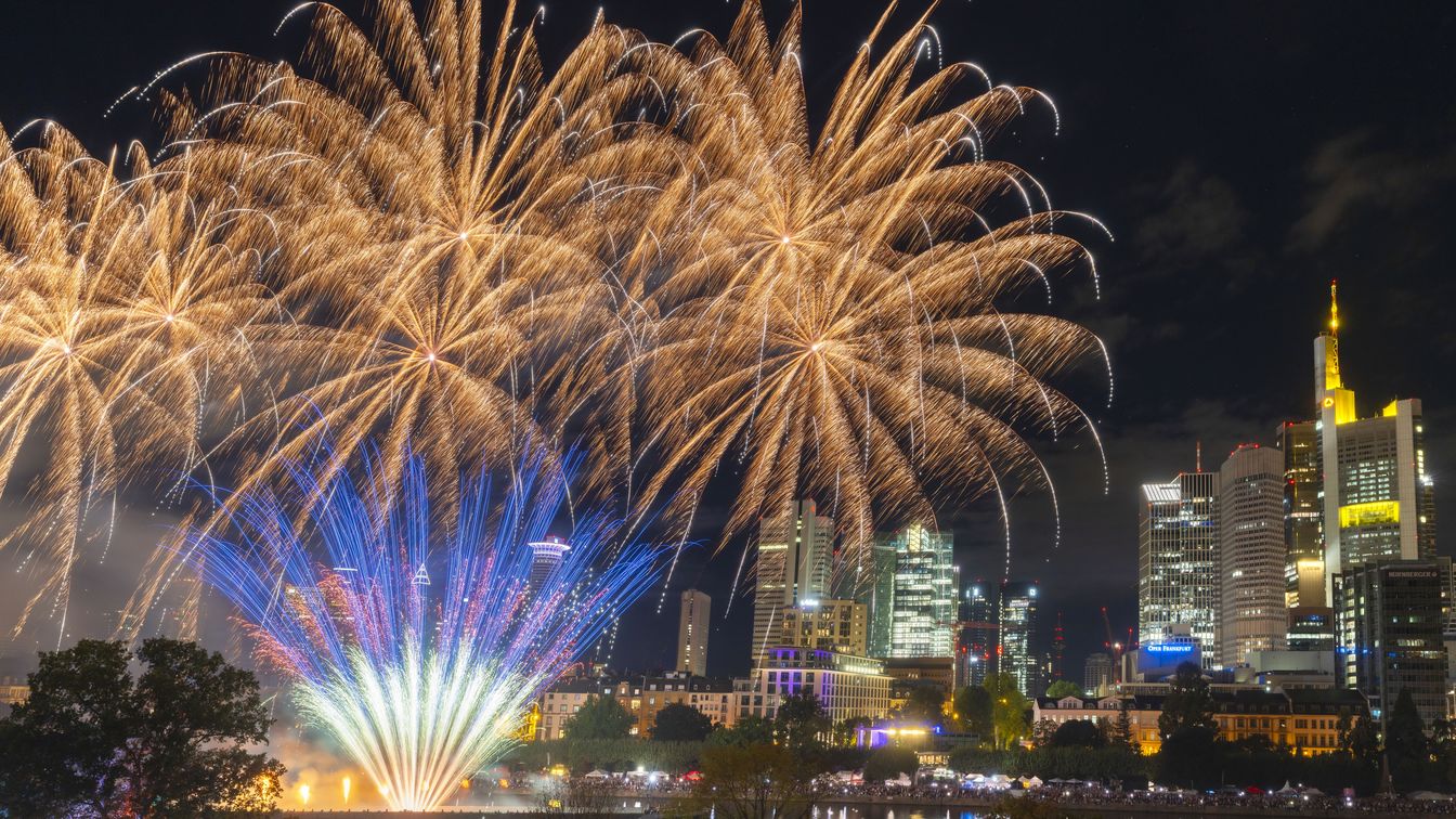Feuerwerk über der Frankfurter Skyline am Mainufer bei Nacht