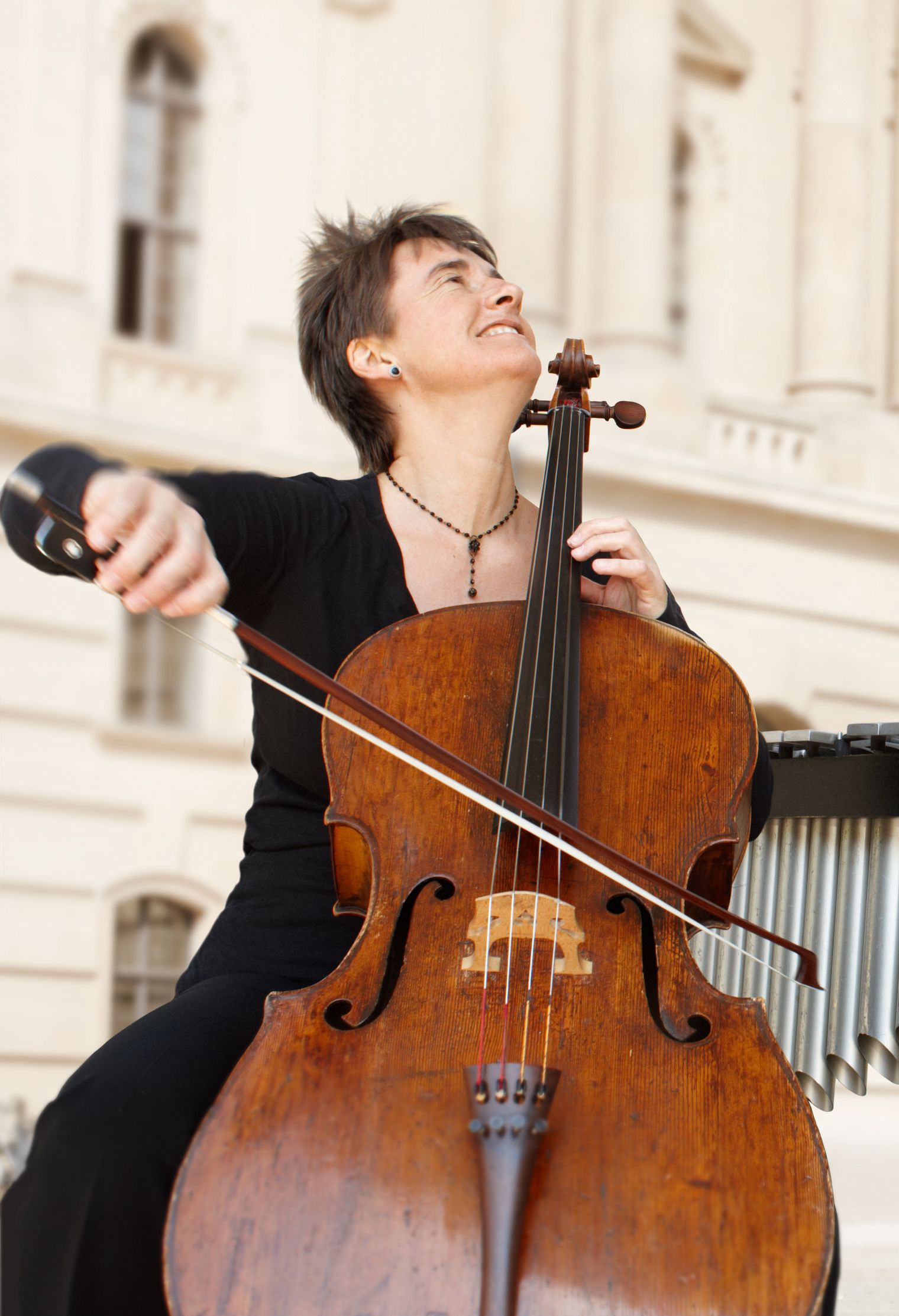 Musiker mit Cello und Vibraphon vor historischem Gebäude