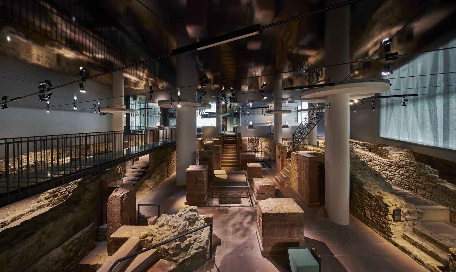 Museumsraum mit archäologischen Mauern, Stegen und Treppen in Frankfurt