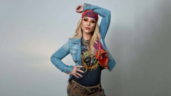 Frau mit Stirnband und Jeansjacke vor hellem Hintergrund