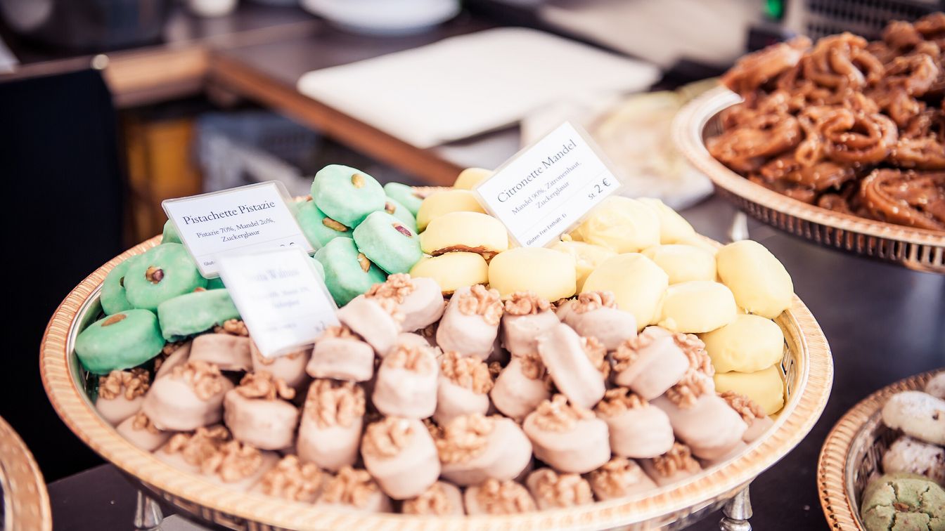 Süßwaren mit Nüssen und Glasur an Marktstand