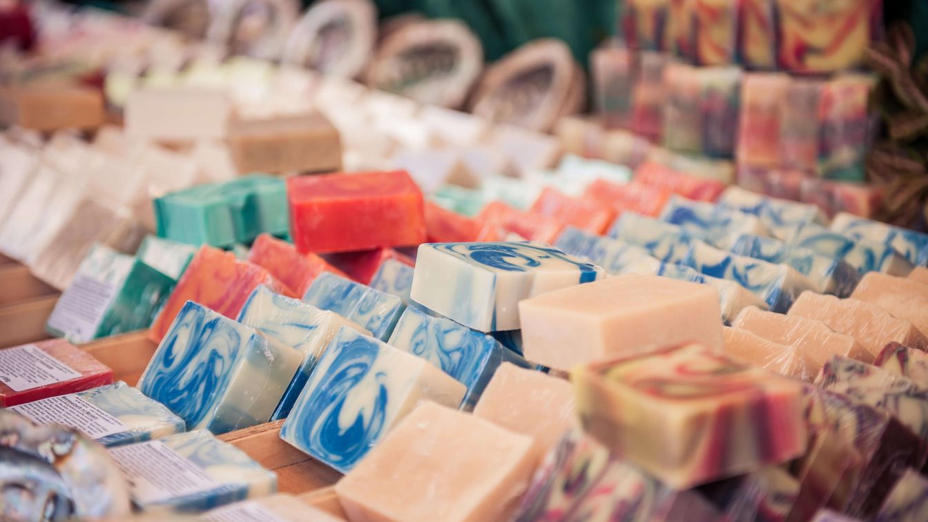 Bunte Seifenstücke an Marktstand beim Museumsuferfest