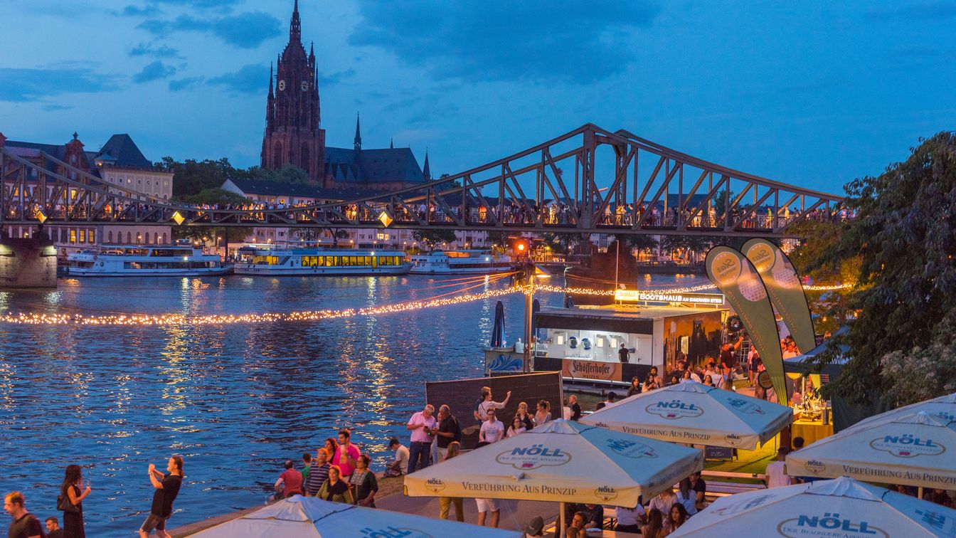 Eiserner Steg und Dom in Frankfurt, Mainufer mit Gastronomie