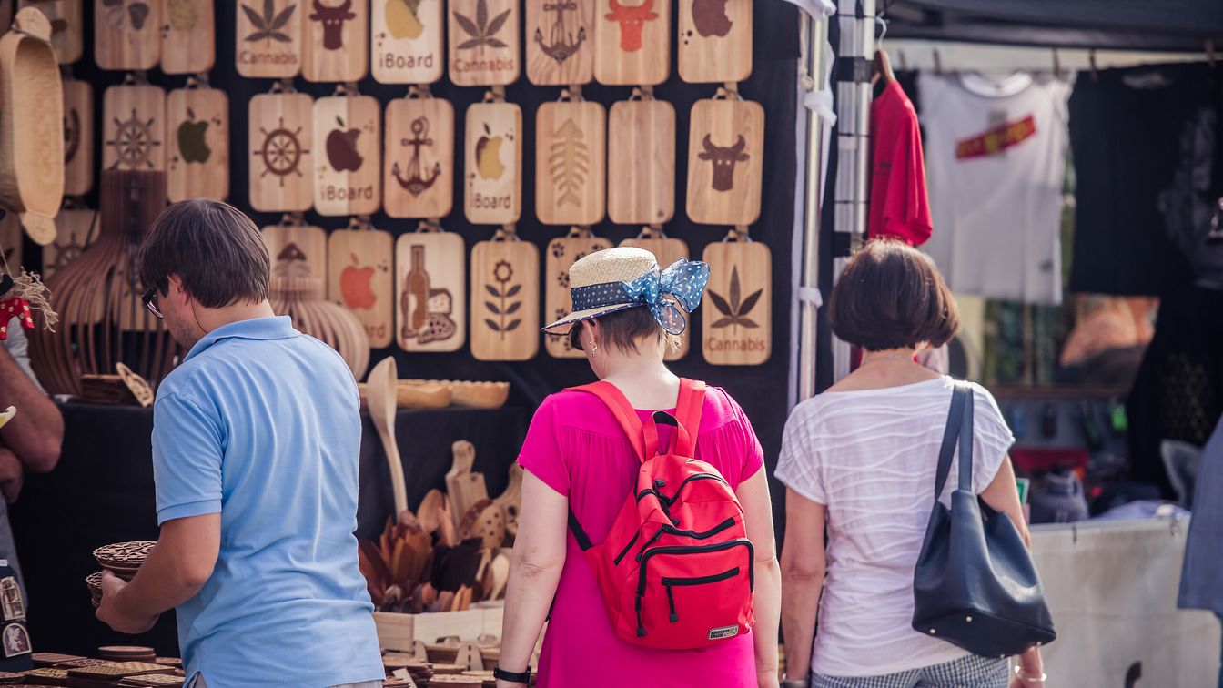 Besucher an Marktständen beim Museumsuferfest
