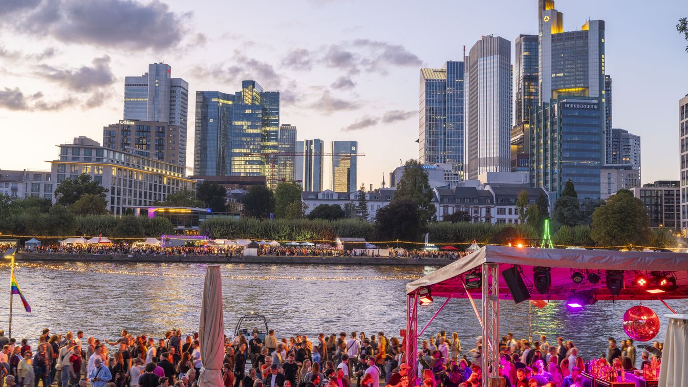 Menschen am Mainufer mit Skyline Frankfurt beim Museumsuferfest
