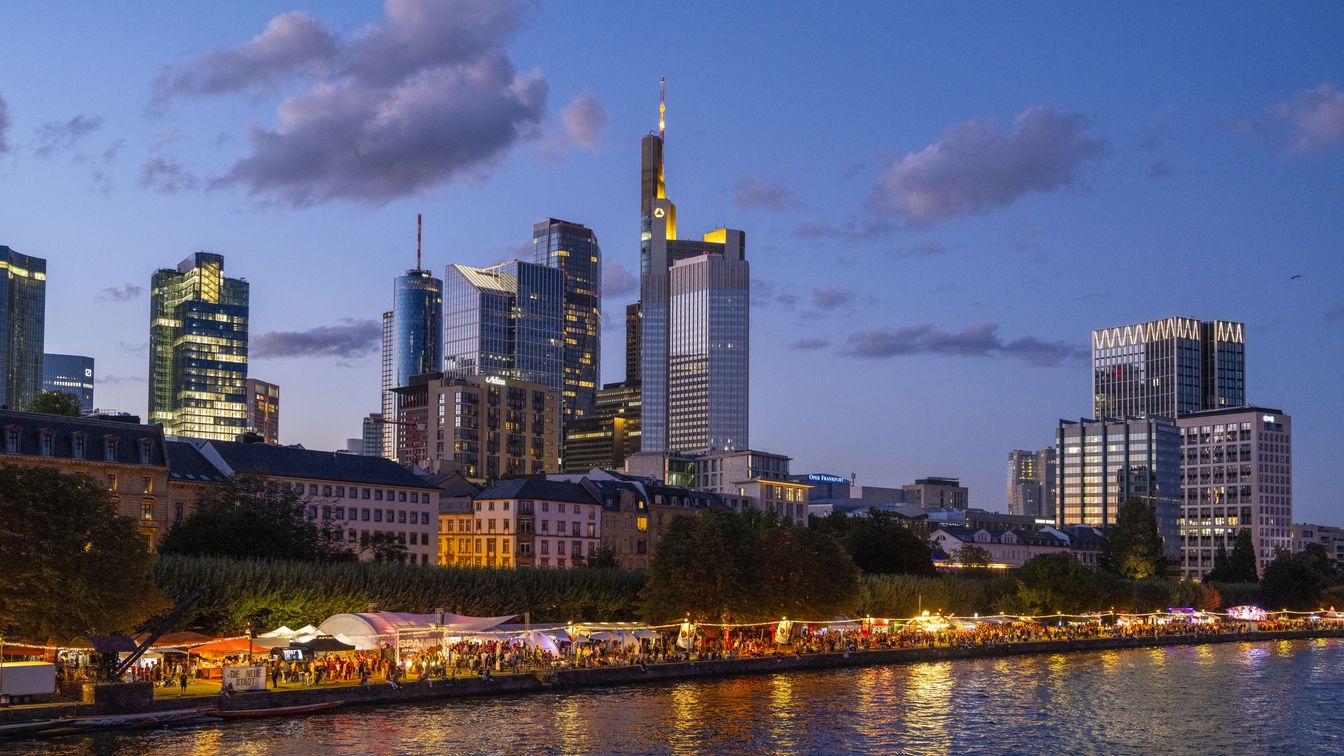 Frankfurt Skyline bei Nacht, beleuchtetes Mainufer mit Menschen