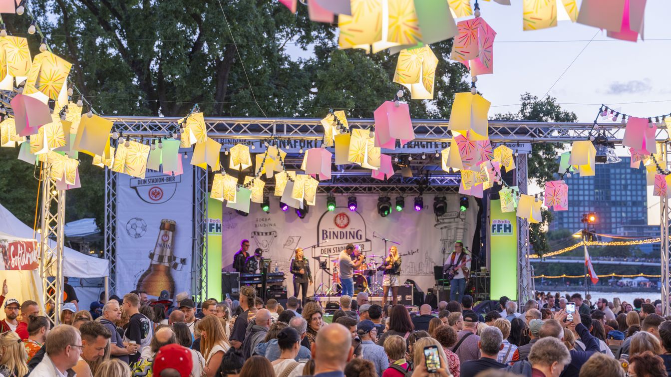 Liveband und Publikum beim Museumsuferfest am Mainufer