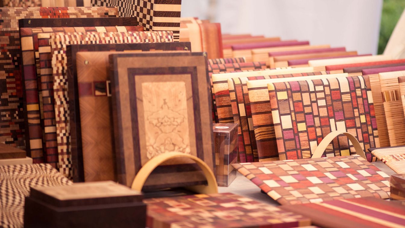 Holzarbeiten und dekorative Holzobjekte an Marktstand