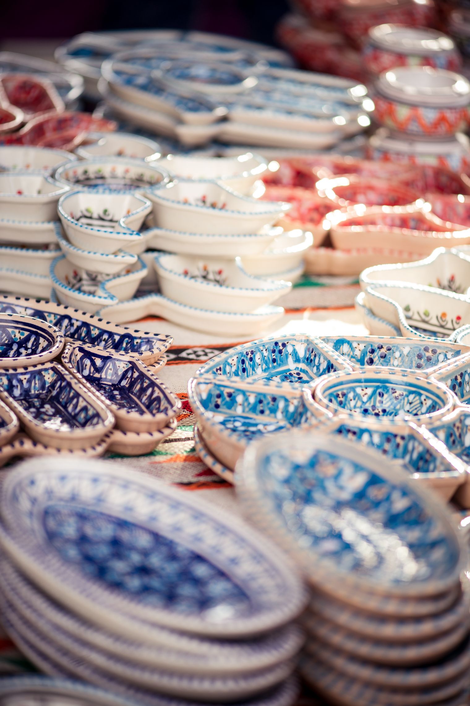 Handbemalte Keramikschalen und Teller an Marktstand