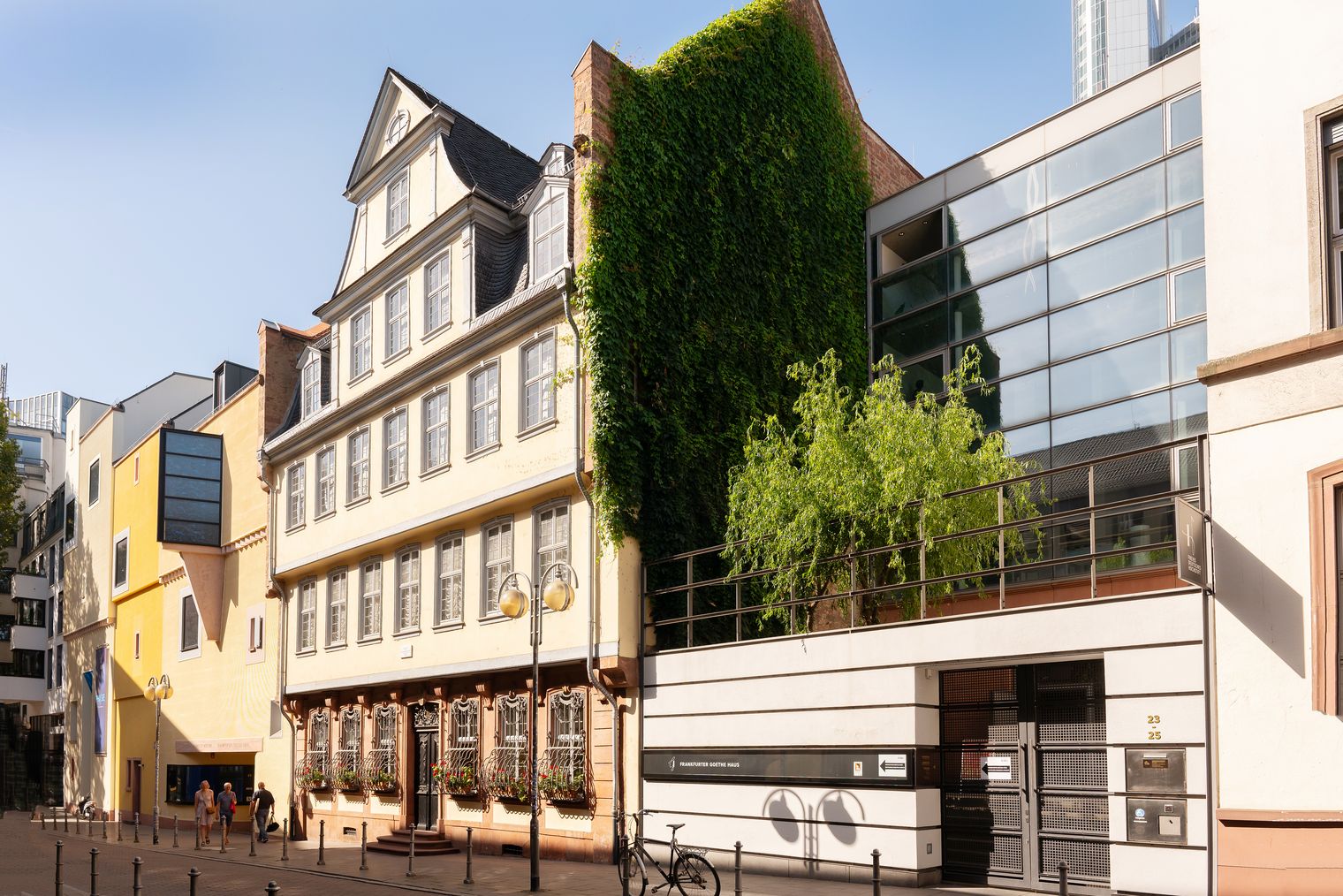 Gebäudezeile mit Goethe Haus in Frankfurt am Großen Hirschgraben