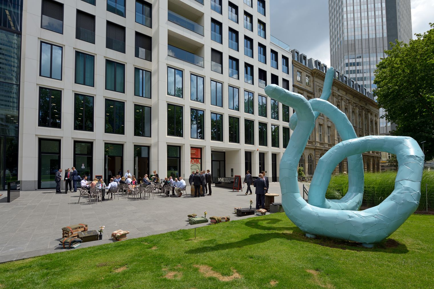Platz vor Museum für Moderne Kunst mit Skulptur und Sitzplätzen