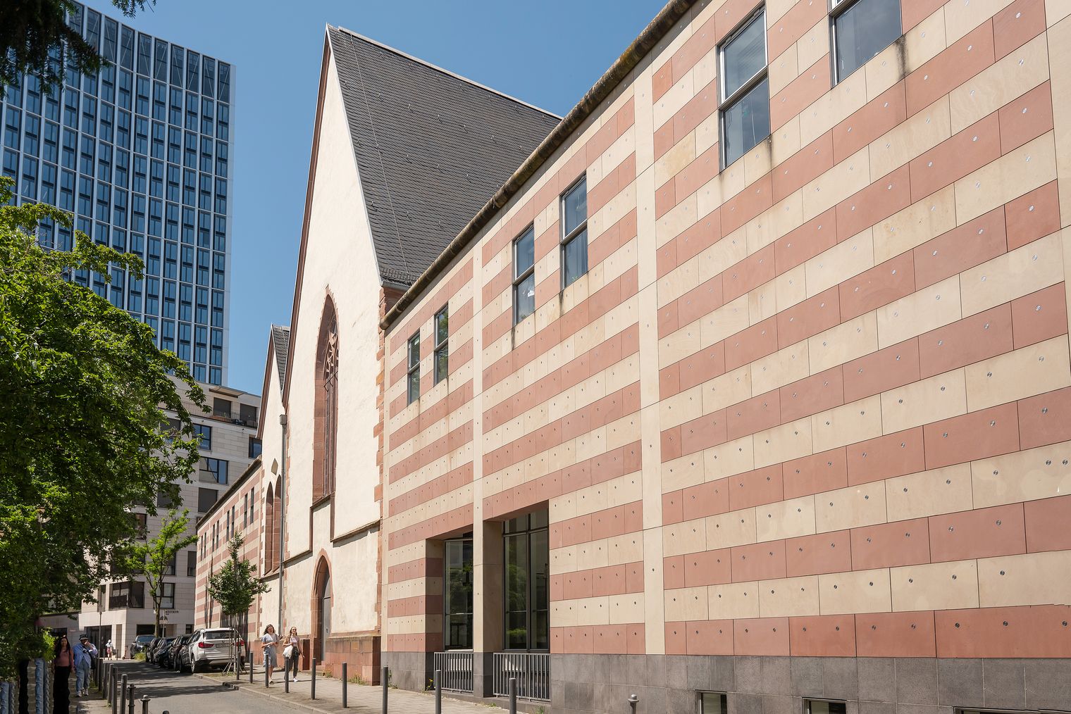 Archäologisches Museum in Frankfurt mit Hochhaus im Hintergrund