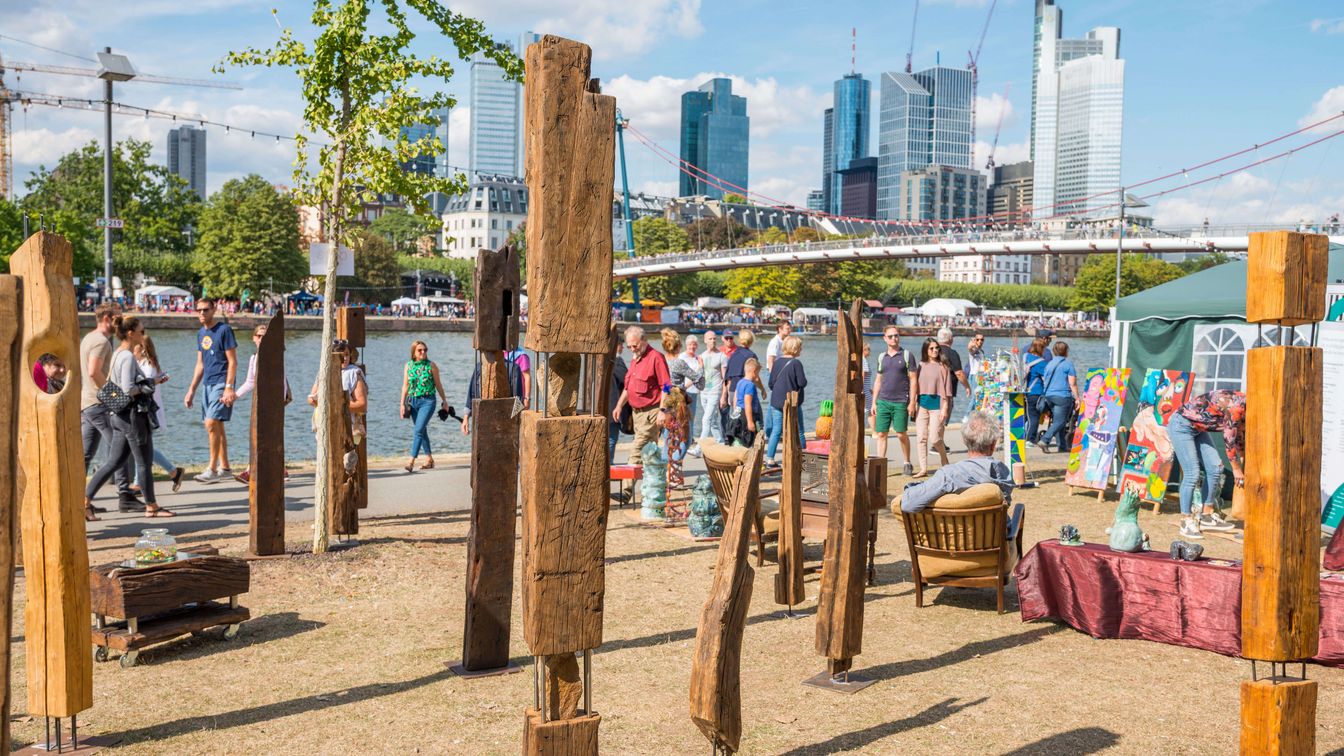 Kunststände am Mainufer mit Eiserner Steg und Skyline