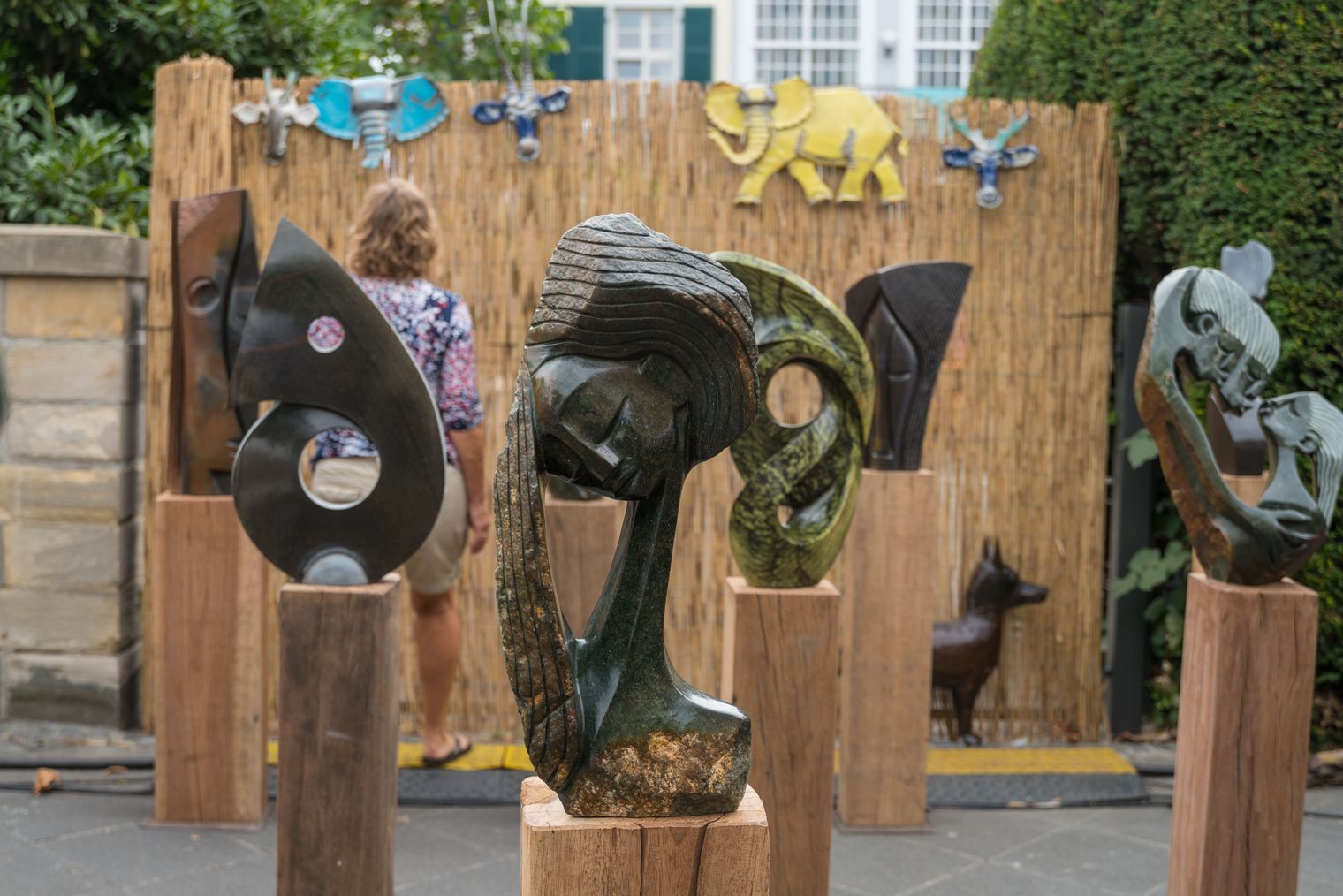 Masken und Skulpturen beim Museumsuferfest Frankfurt