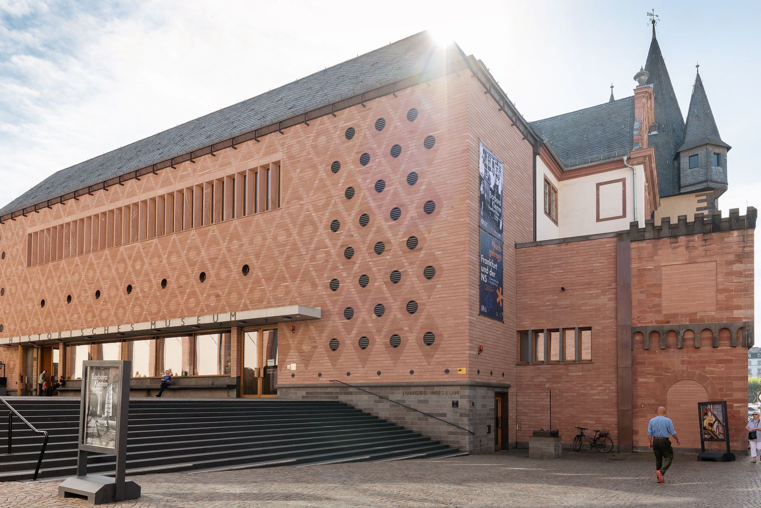 Historisches Museum Frankfurt mit Treppe und Eingangsbereich