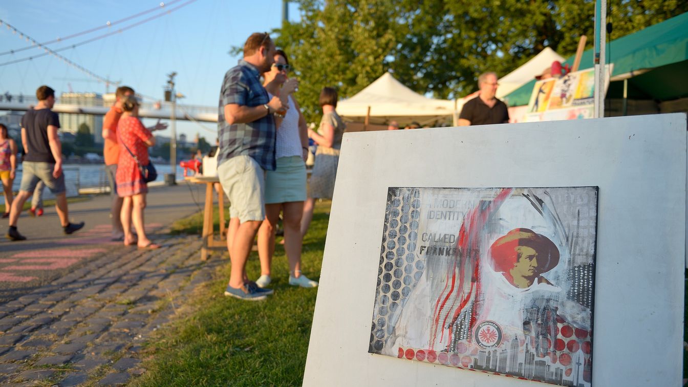Kunstwerk am Mainufer, Besucher beim Museumsuferfest