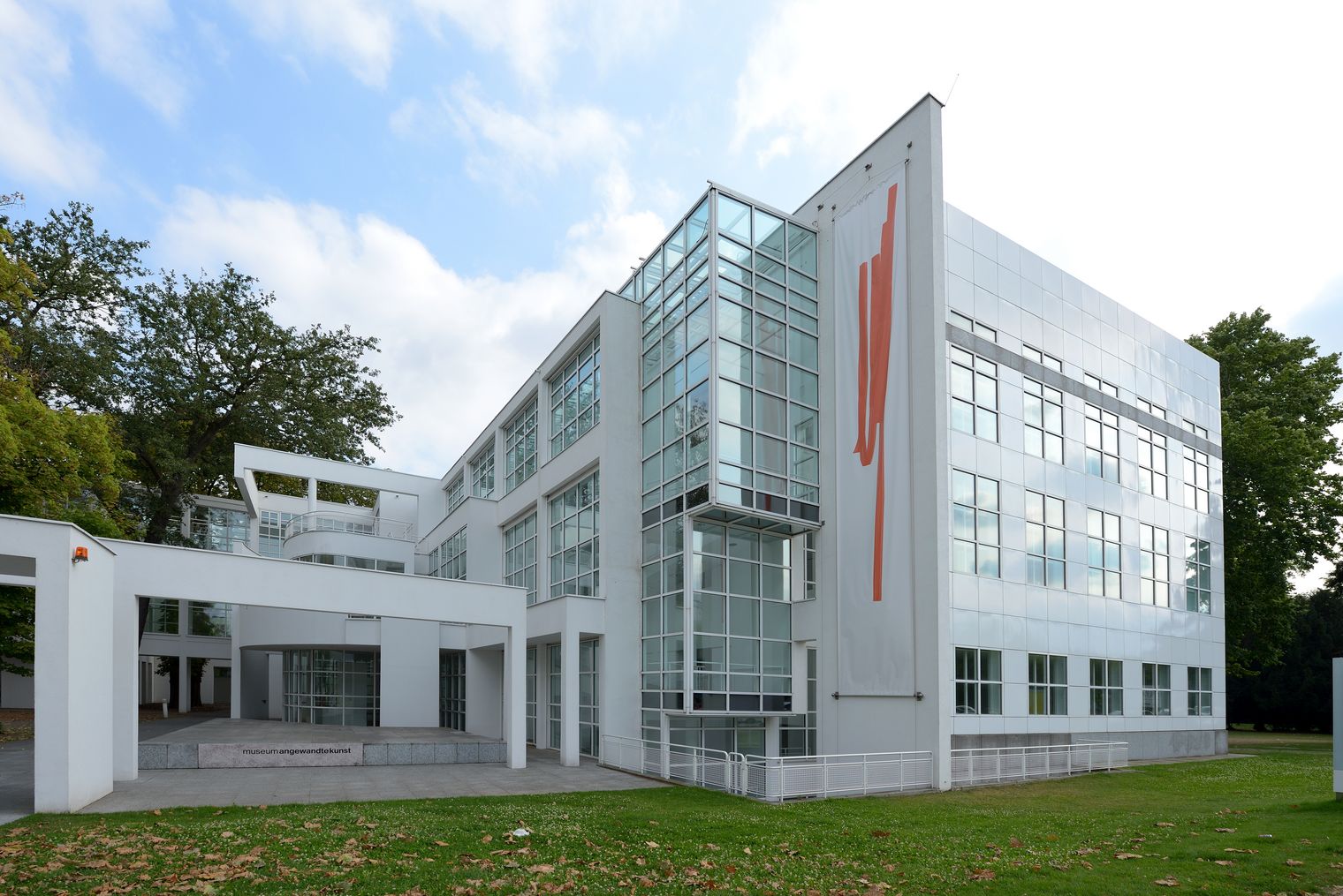 Museum Angewandte Kunst Frankfurt mit Glasfassade und Vorplatz