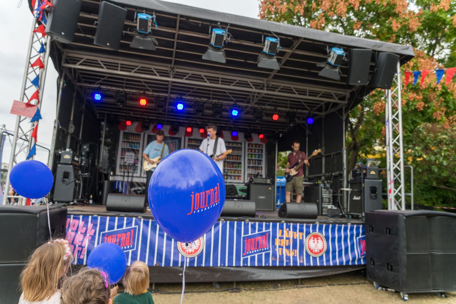 Open-Air-Bühne mit Band und Publikum bei Veranstaltung in Frankfurt