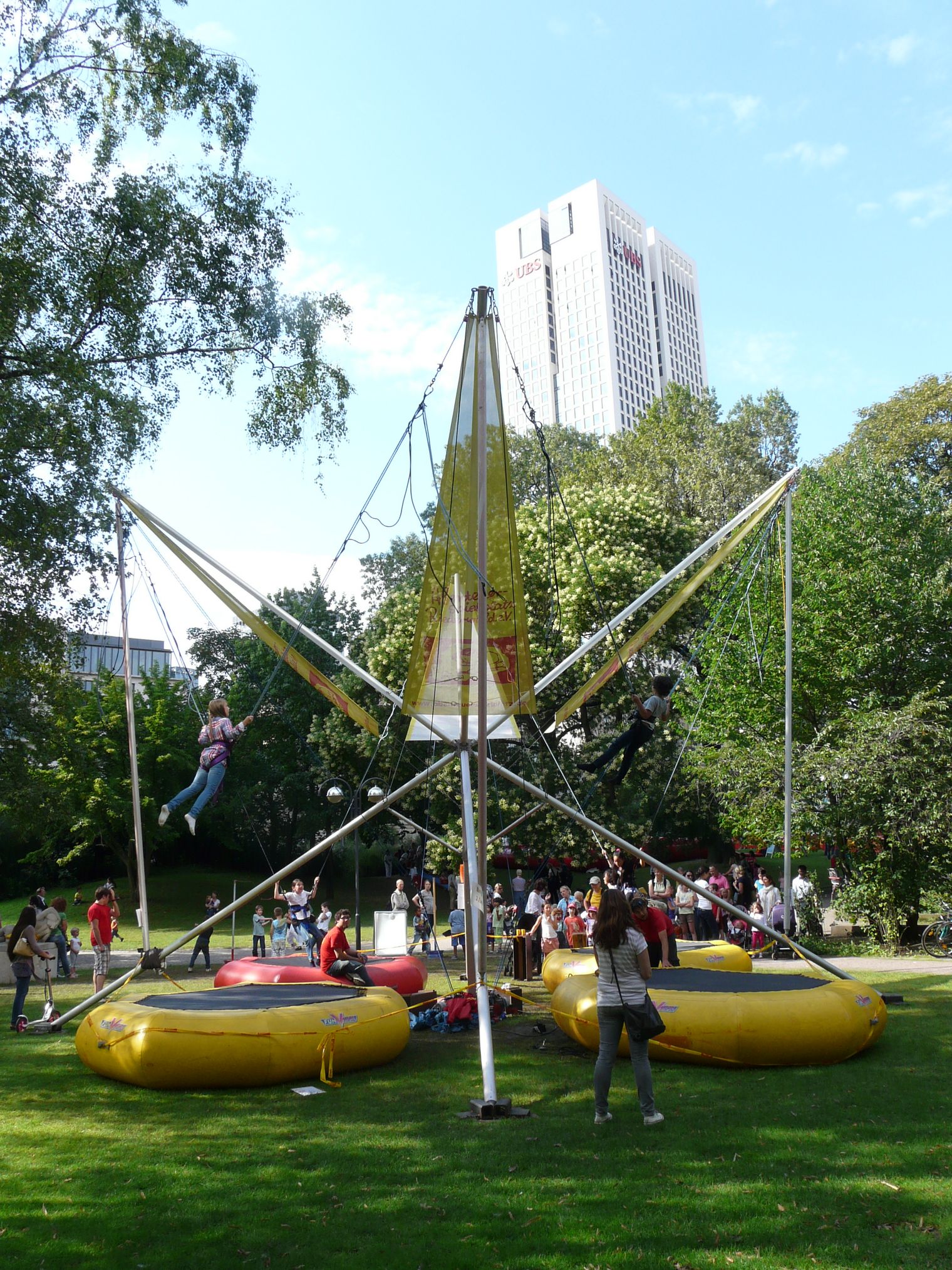 Bungee-Trampoline bei Opernspielen im Park vor UBS-Hochhaus